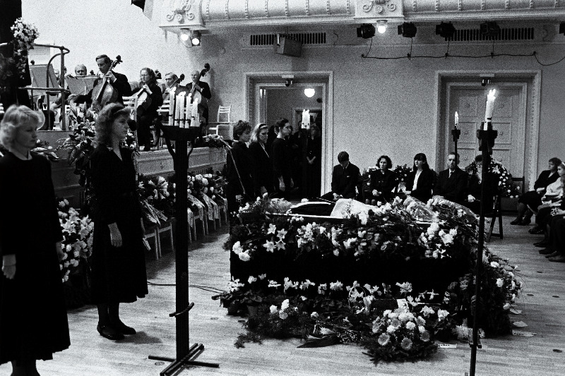 Dirigent Peeter Lilje põrmu ärasaatmine Estonia Teatrist.