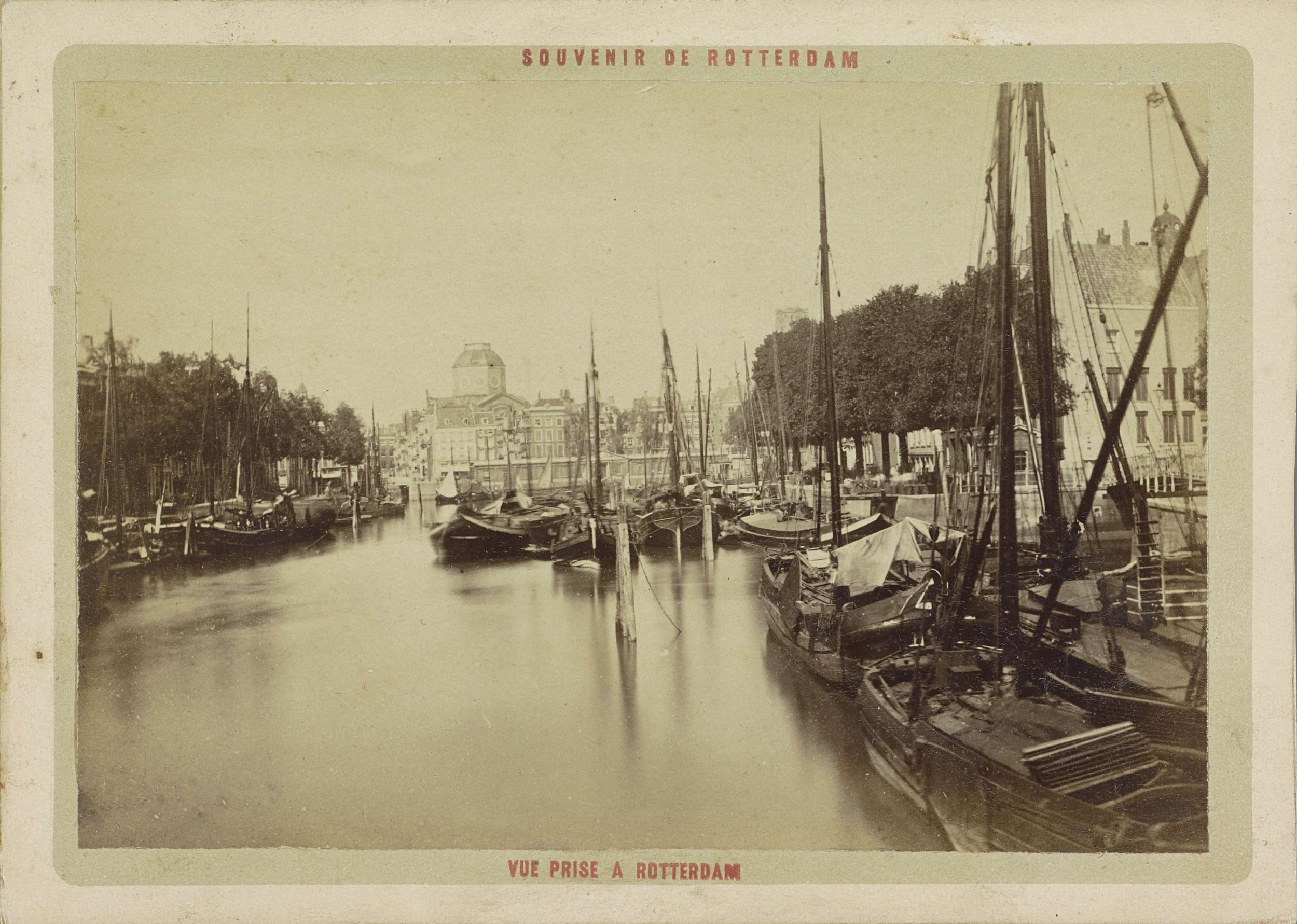 Gezicht op de Leuvehaven in Rotterdam met rechts de Kleine Wijnbrug, Vue prise a Rotterdam