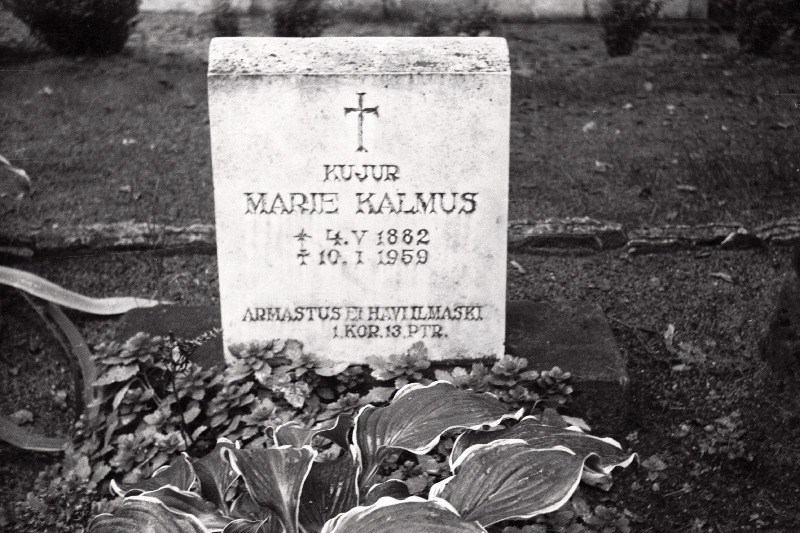Kujur Marie Kalmuse hauakivi Rahumäe kalmistul.
