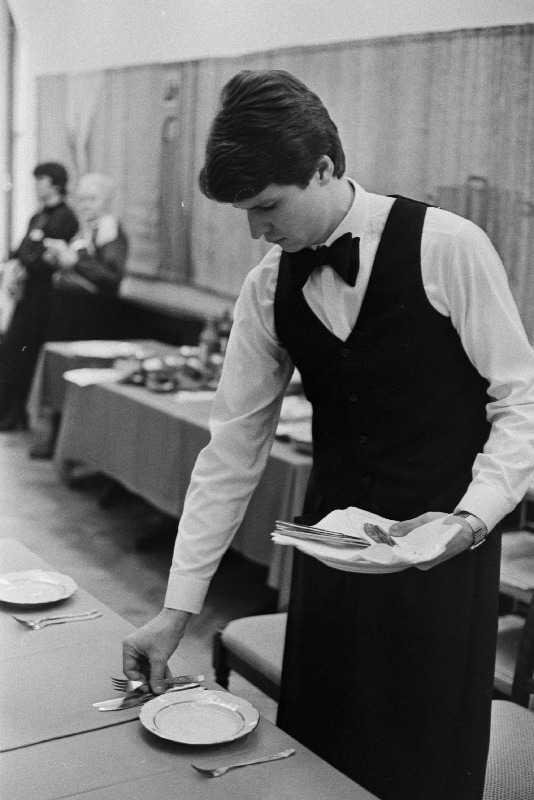 Tallinna Toitluskoondise restoranide kelnerite kutsevõistlustel katab lauda restorani "Olümpia" V Järgu kelner Arvo Tiirmaa.