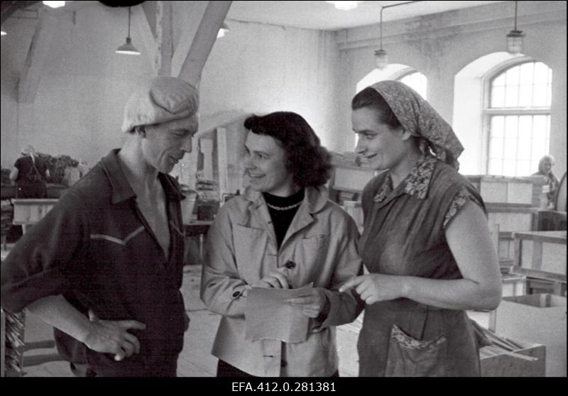 Vineeri- ja Mööblivabriku klubi juhataja sm.Tirgo (keskel).