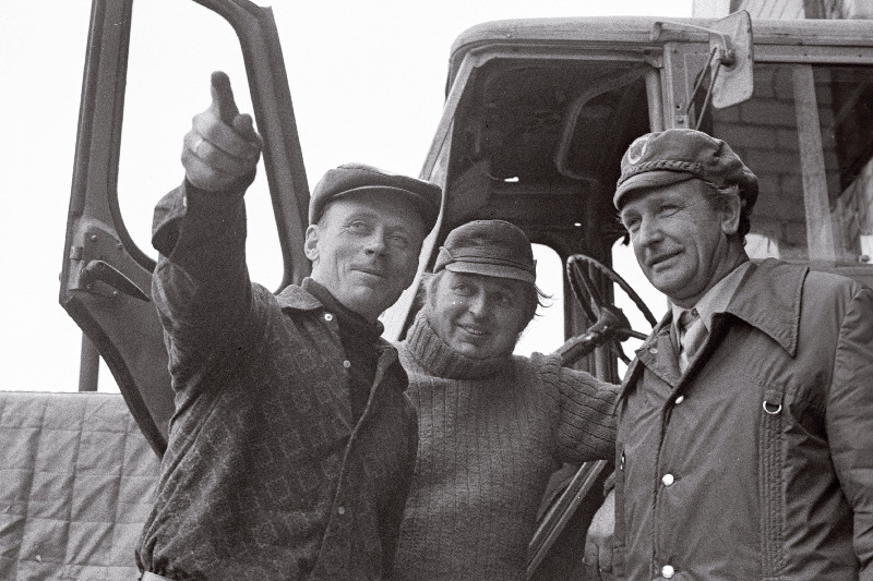 „9. Mai“ kolhoosi peaagronoom Johannes Sarapuu (paremalt) ja mehhanisaatorid Leo Juhvelt ning Aivar Klävin.