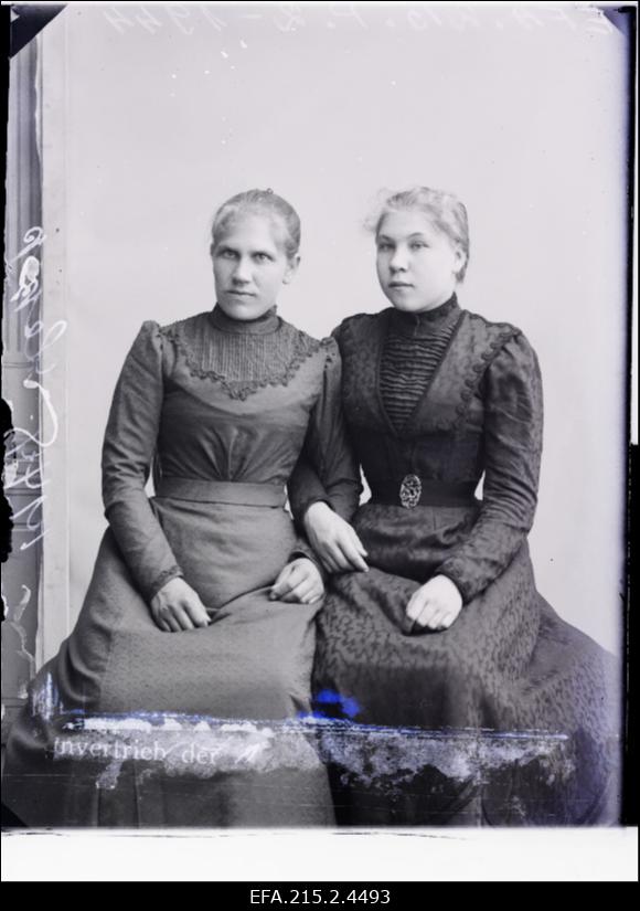 Kaks naist, (foto tellija Lepp).