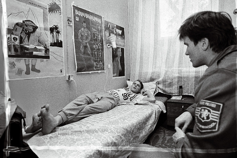 Paikuse Politseikoolis. Elutoas pikutamas.