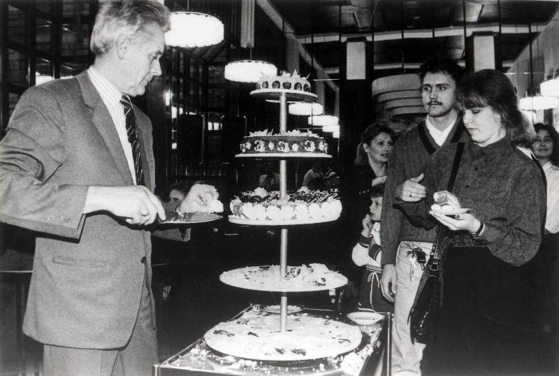 Tordisöömine Sakala kultuurikeskuses enne “Jazzkaar ´92” algust, millega tähistati helilooja Raimond Valgre 79. sünniaastapäeva.