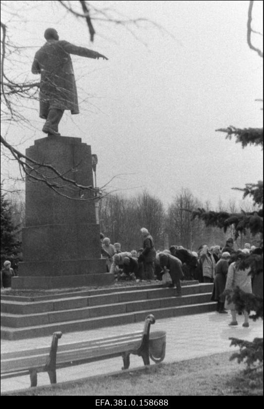 Lillede asetamine V.I. Lenini mälestussamba jalamile tema 123. sünniaastapäeval.