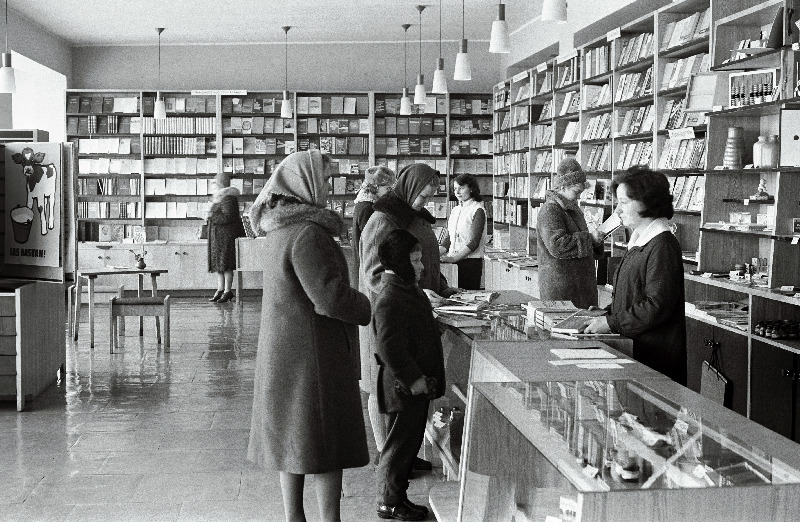 Pärnu Ülejõe raamatukaupluse sisevaade.