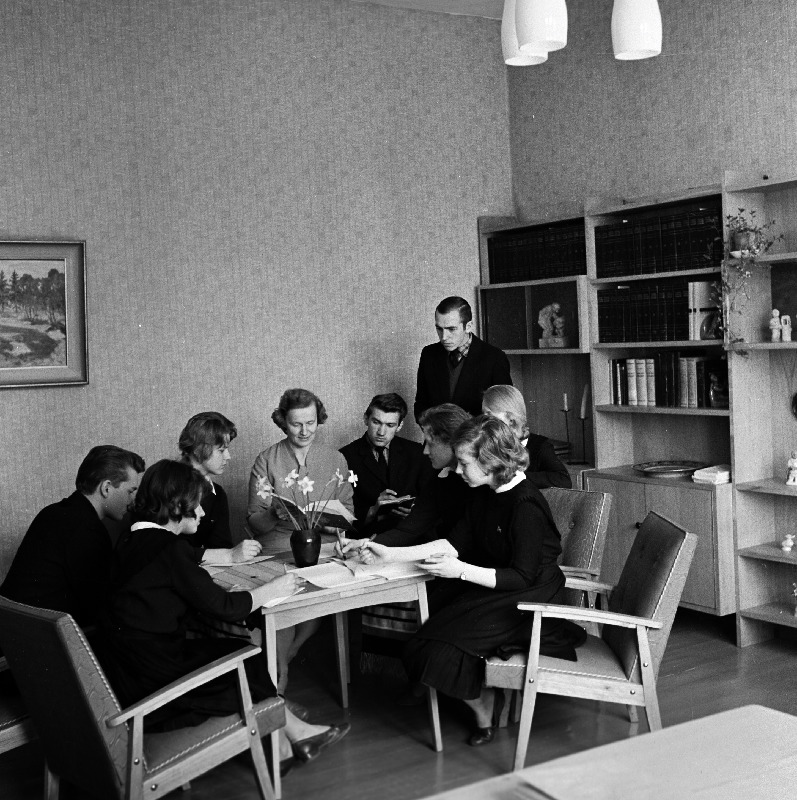 Pärnu 1. Keskkooli kirjandusringi liikmed, juhendaja õpetaja Laaman.