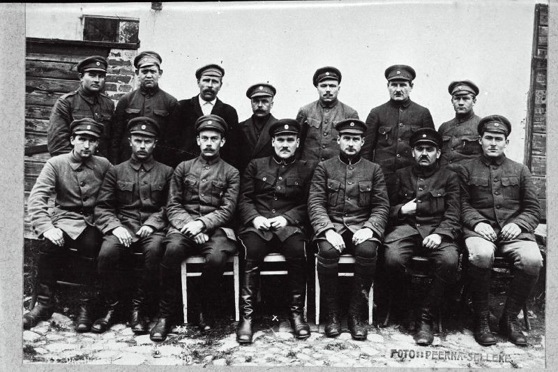 Vabadussõda. 2.Jalaväepolgu ambulantsi personal Marienburgis (Aluksne). Vasakult: I rida - 3. vanemarst Edgar Hansen, 4. endine vanemarst Gustav Reimann, 5. nooremarst Jaan Laas.