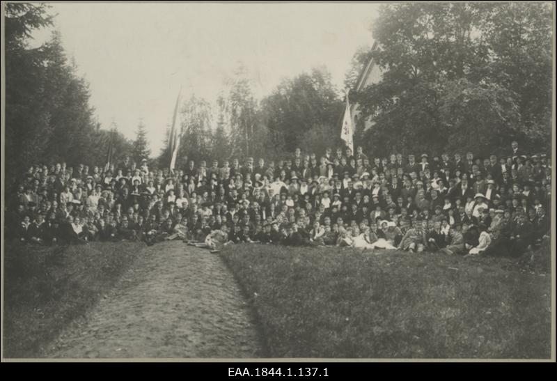 Korporatsiooni "Livonia" 100. aastapäeva foto daamidega ja oldermann rebastega konvendi hoovis, suur grupifoto