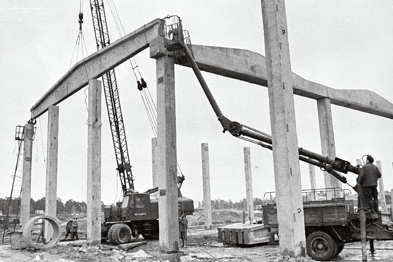 Vaade Eesti NSV Teenindusministeeriumi sõiduautode autoteeninduse  kompleksi  tagavaraosade kesklao hoone ehitusele.
