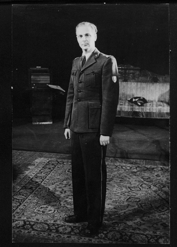 Riikliku Teatriinstituudi üliõpilane osatäitjana näidendis Teise rinde taga.