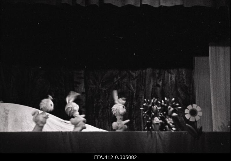 AÜN Tartu Kultuurihoone nukunäitering kunstilise isetegevuse festivalil esitamas nukunäidendit "Sõnakuulmatu kassipoeg".