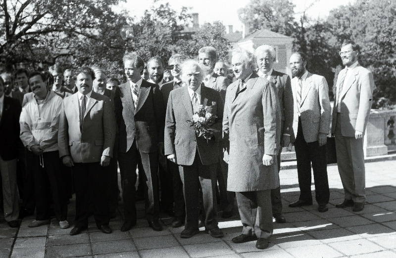 Riiklik Akadeemiline Meeskoor esineb Eesti NSV Ülemnõukogu Presiidiumi aias.