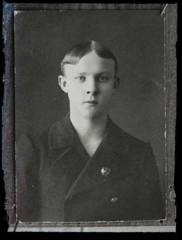 Noormehe foto, (30.12.1917 fotokoopia, tellija Elbrecht).