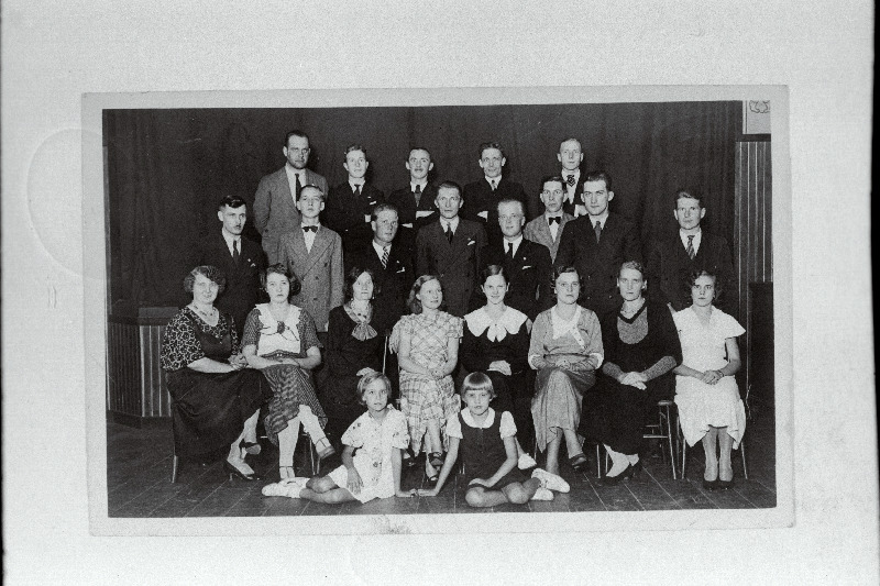 Eesti Seltsi Uus Kodu näitetrupp. Istuvad maas: Loreida Linnart, Edel Linnart. Istuvad vasakult: Emma Pensa, Ellen Kalju, Natalie Schultz, Helene Imberg, Linda Alte, Johanna Nigul, Anna Linnart, Alide Zirk. 2. rida vasakult: Karl Maaroos, Axel Kalju, Johannes Suursoo, näitejuht Eduard Anderson, Ilmar Toop, Robert Zirk; 3. rida vasakult: August Kõivumägi, Artur Lelov, Gerhard Ramm, Johannes Sestverk, Artur Madisson.