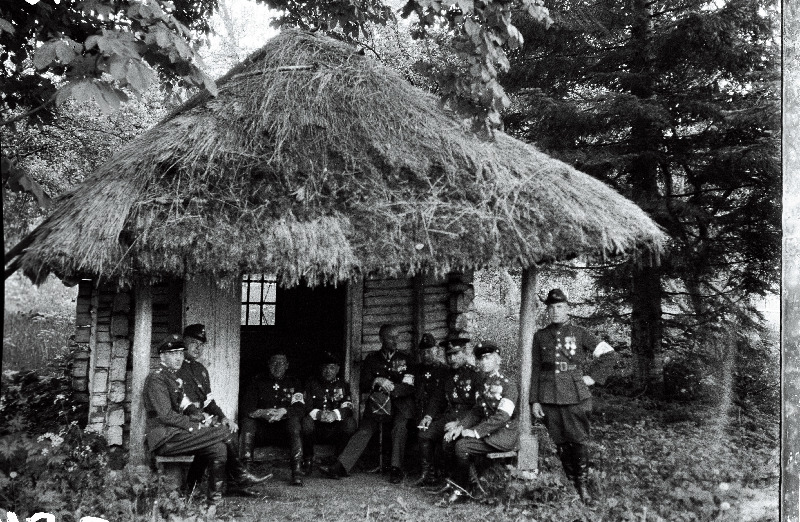 Eestis 24.-29.06.1932. a külaskäigul viibinud Poola Küttide Liidu peastaabi juhtivad jõud koos Eesti Kaitseliidu esindajatega ringsõidul Eestis.