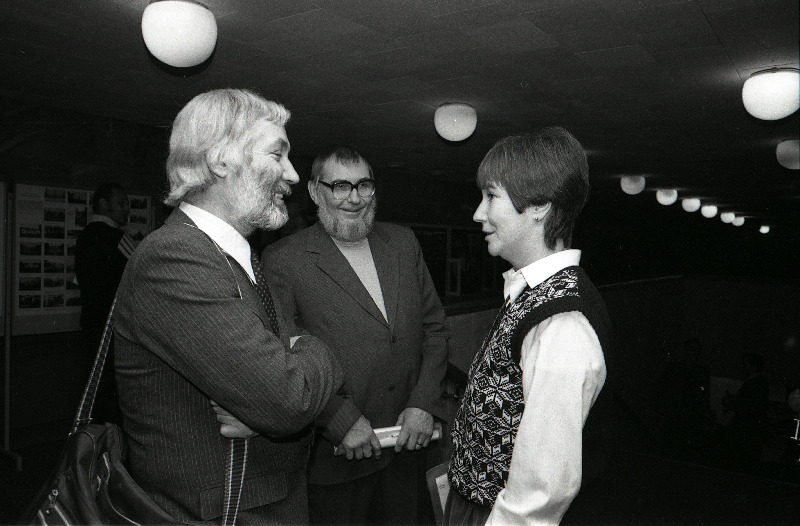 Kirjanik Jaan Kaplinski ja tema abikaasa kirjanik Tiia Toomet, tagaplaanil helilooja Veljo Tormis.