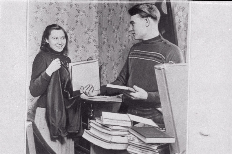 Niina ja Jüri Tiis uudismaale sõiduks valmistumas.