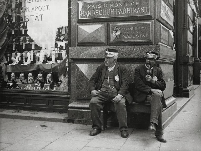 Emil Mayer 094 - Dienstmänner vor dem Palais Equitable, Stock-im-Eisen-Platz 2, Wien