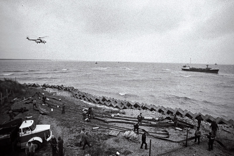 Tallinna lahes Kopli poolsaare läheduses madalikule jooksnud tanklaeva Kihnu päästetööd.
