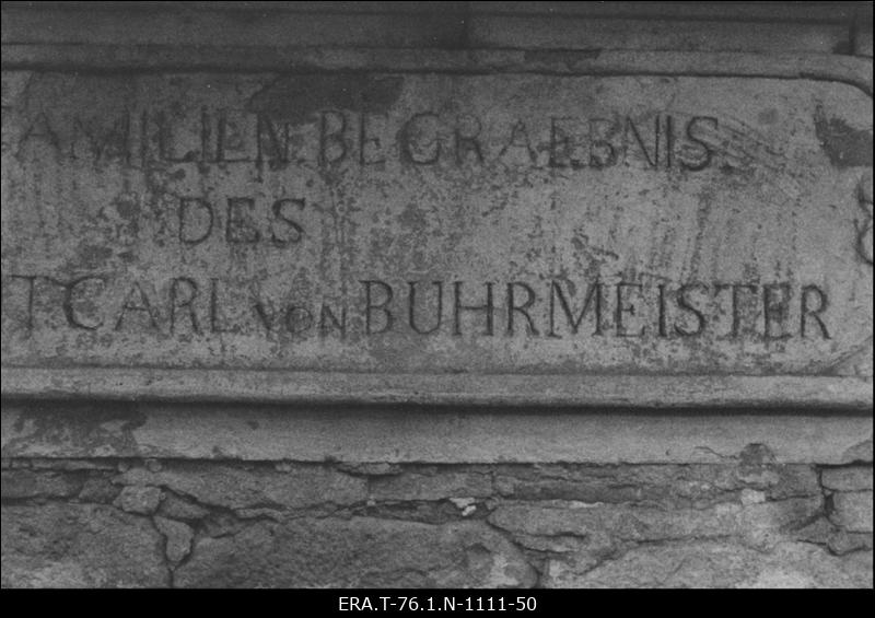 Aderkasi kabel. C. von Buhrmeister´i nimetahvel vasakpoolsel karniisil