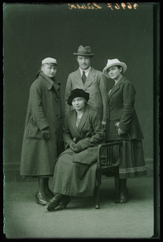 Grupp inimesi, (foto tellija Lübeck).