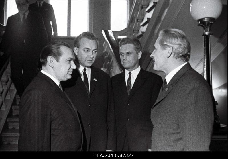 Grupp EKP XVI kongressi delegaate Tartu linnast ja rajoonist; vasakult teine - Eesti Põllumajanduse Akadeemia rektor A.Rüütel, paremalt esimene - Tartu Riikliku Ülikooli rektor A.Koop.