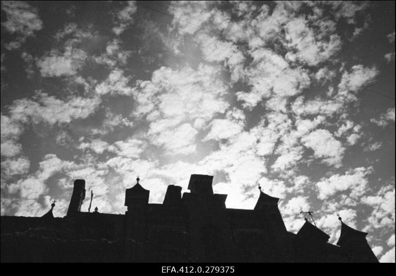 Võtted vanalinnast kiudpilvedega.