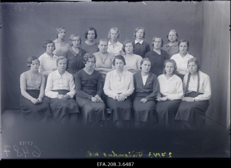 Grupp Paide Algkooli täiendusklassi õpilasi koos õpetaja Nanseniga.
