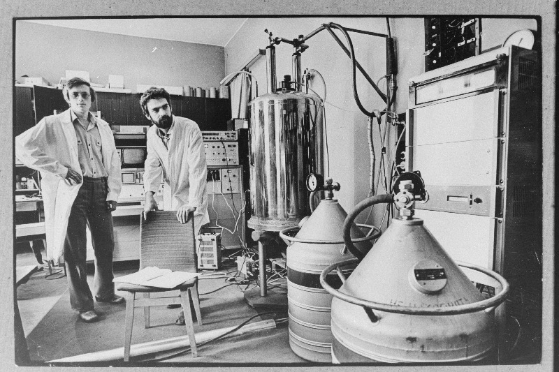 Eesti NSV TA Keemilise ja Bioloogilise Füüsika Instituudi noored teadlased Jüri Järvet ja Mart Viires laboratooriumis.