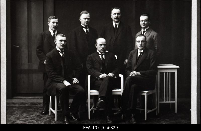 Tartu linnavalitsuse liikmed seisavad (vasakult): M. Koik, A. Mägi, A. Mõru, E. Kapsta, istuvad: F. Saarson, linnapea K. Luik, A. Reeben.