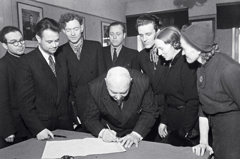 ENSV Riikliku Konservatooriumi õppejõud Aleksander Arder Ülemaailmse Rahunõukogu läkitusele alla kirjutamas.