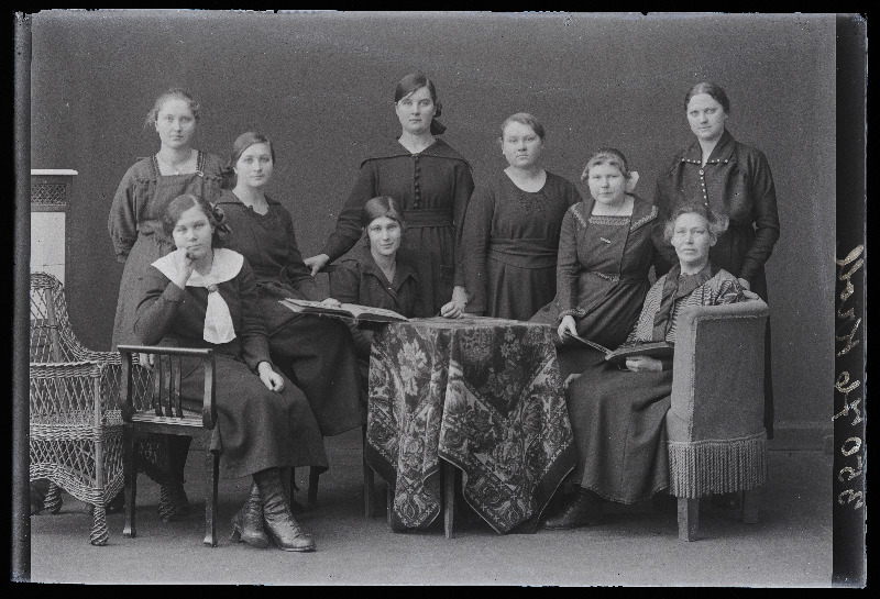 Grupp naisi, (foto tellija Kroll).