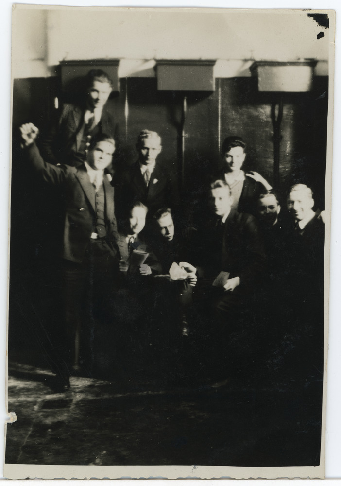 Tartu Ühis-kommertsgümnaasiumi noormehed kooli WCs