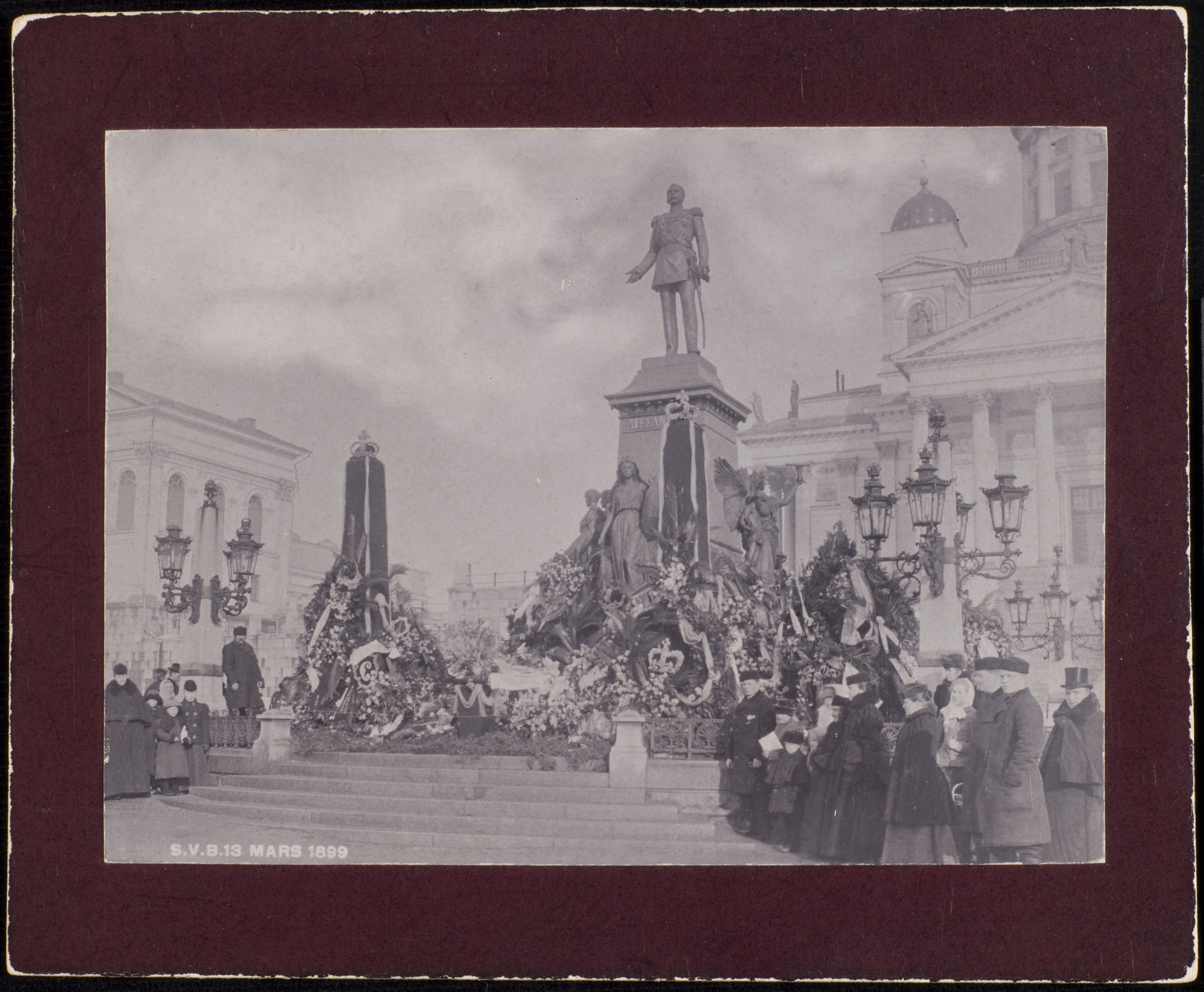 Keisari Aleksanteri II:n muistopatsas, jalusta kukitettuna Helmikuun manifestin johdosta Aleksanteri II:n kuoleman muistopäivänä (13.3.1899)