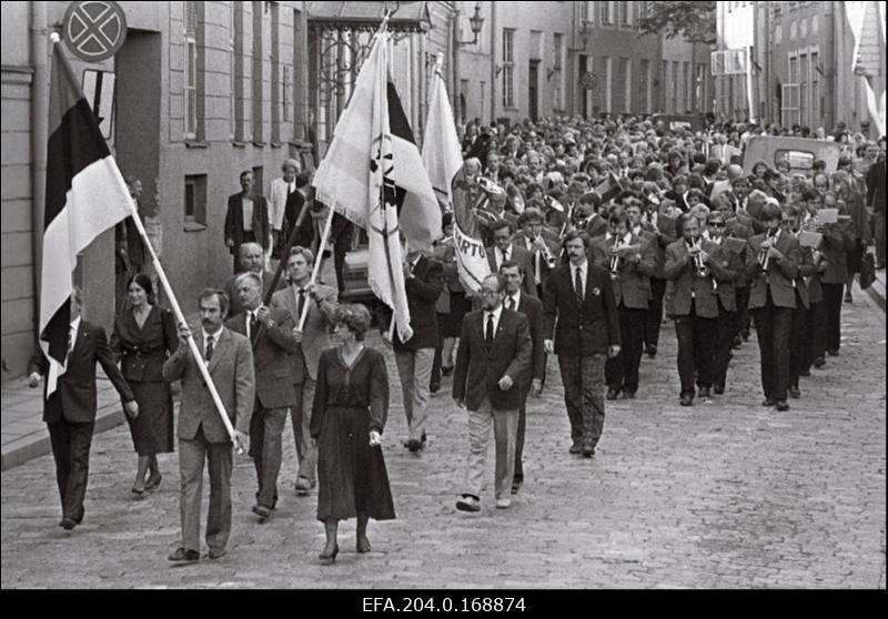 Eesti meedikute foorum. Pärast Eesti ja Tallinna arstide liitude lippude pühitsemist suundutakse linnahalli.