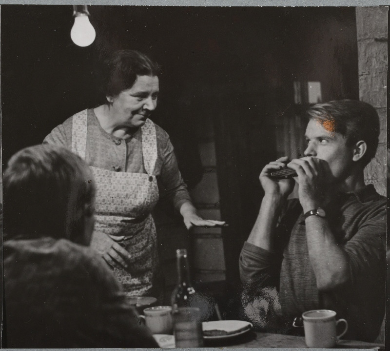 Kaader filmistuudio Tallinnfilm mängufilmist Tütarlaps mustas, vasakult: Tanel - Jozas Budraitis, Kadi - Lisl Lindau ja näitleja Evald Hermaküla.