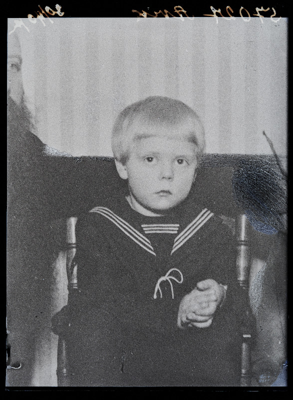 Poisi foto, (24.04.1931 fotokoopia, tellija Avik [Aavik]).