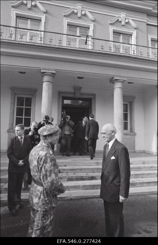President Lennart Mere ametisse astumise tseremoonia presidendi lossi ees.