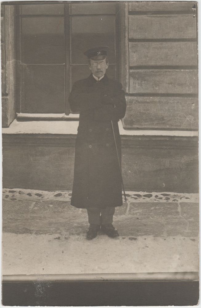 Tundmatu vormimütsi ja talvemantliga mees.