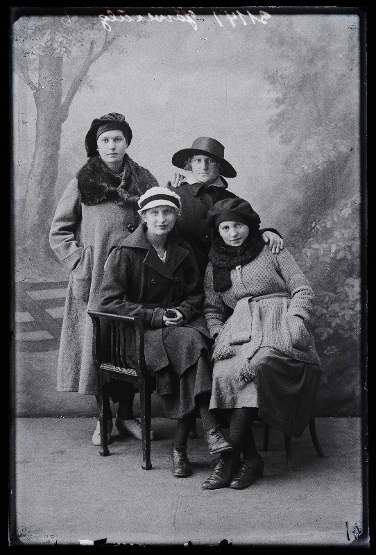 Grupp neiusid, (foto tellija Järvekülg).
