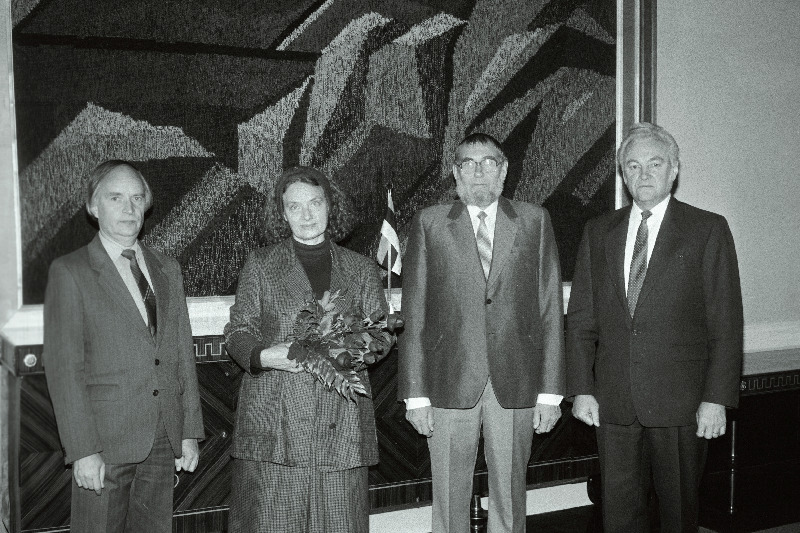 Helilooja Veljo Tormise (paremalt 2.) vastuvõtt Eesti Vabariigi Ülemnõukogus tema 60.a. juubelil. Paremalt 1. Eesti Vabariigi Ülemnõukogu esimees Arnold Rüütel, 3. teatriteadlane Lea Tormis, 4. Heliloojate Liidu esimees Jaan Rääts.