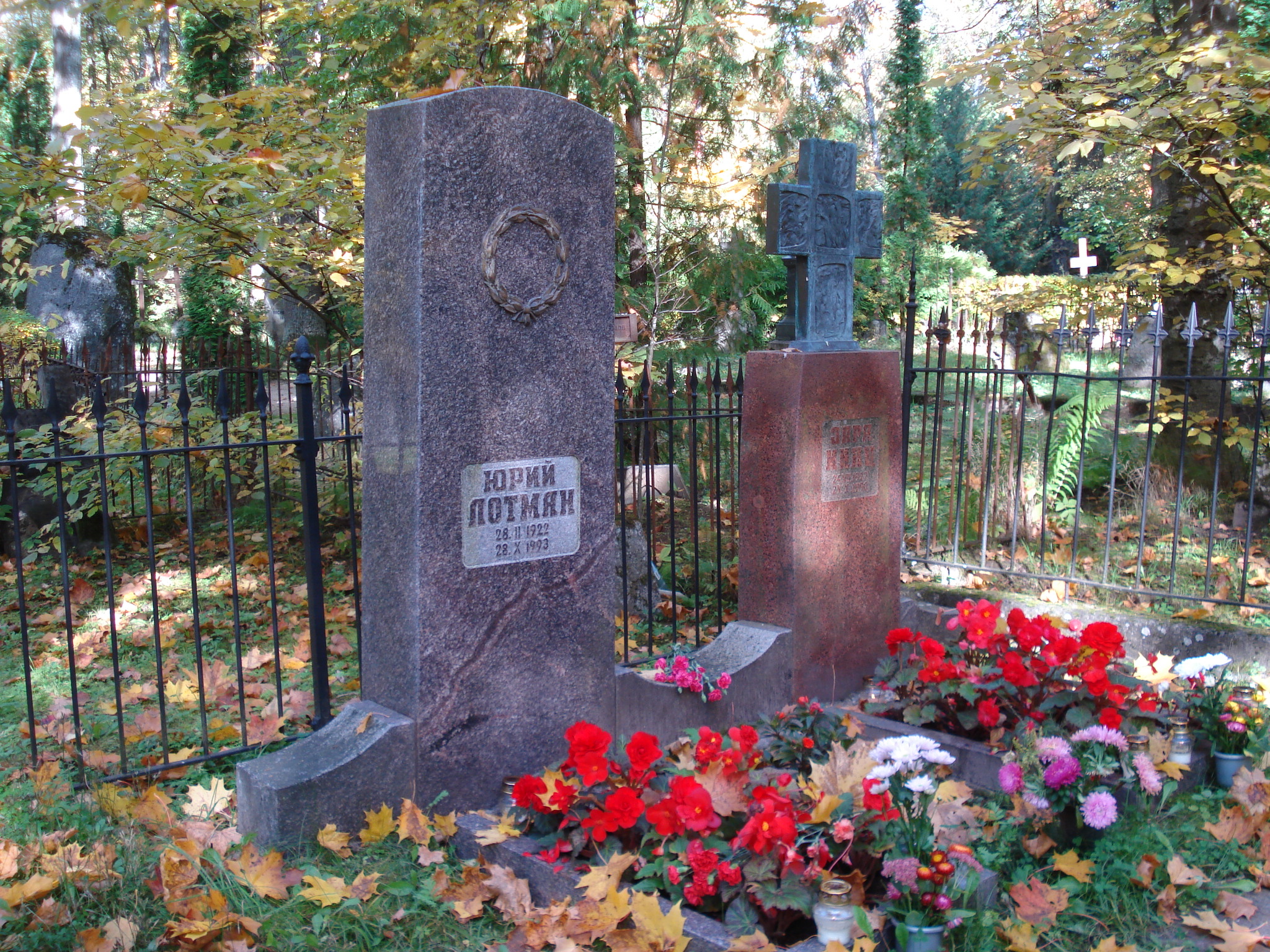 Yuri Lotman and Zara Minc grave - Graves of professors Yuri Lotman (1922-1993) and Zara Minc (1927–1990). Tartu cemetery.