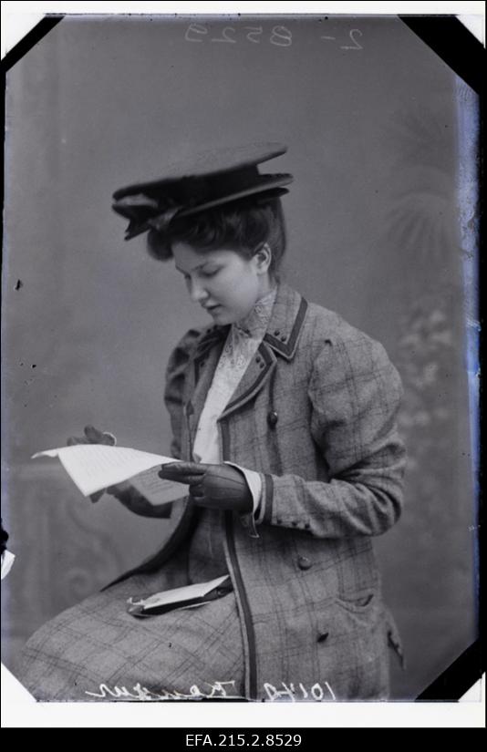 Kangur kirja lugemas.