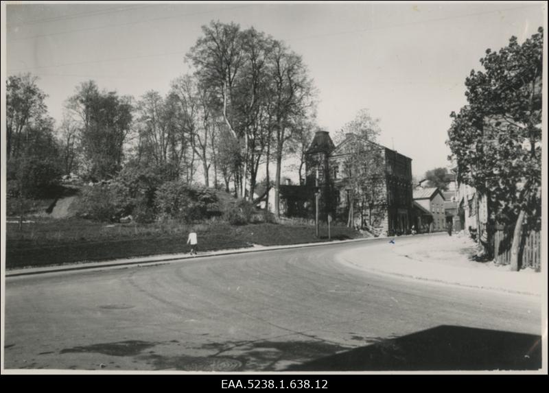 Vaade Laia ja Jakobi tänava ristilt Jakobi mäe suunas, fotol ristiga märgistatud Jakobi värava endine asukoht