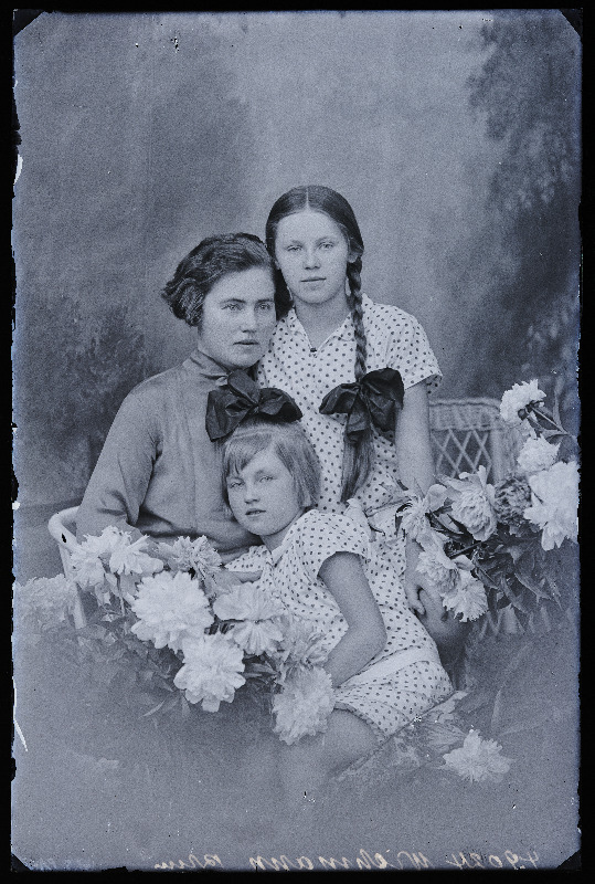 Vichmann (Vihmann) tüdrukutega.