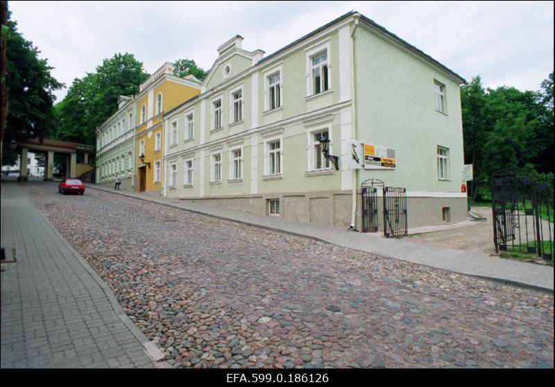 Heino Elleri nimeline Muusikakool Lossi tänavas.