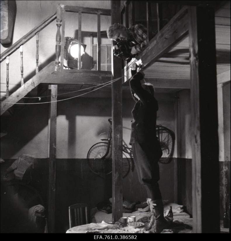 Filmi "Äratus" filmimine. Tõnu Kark Voldemar Rassi osas. Operaator Mait Mäekivi.