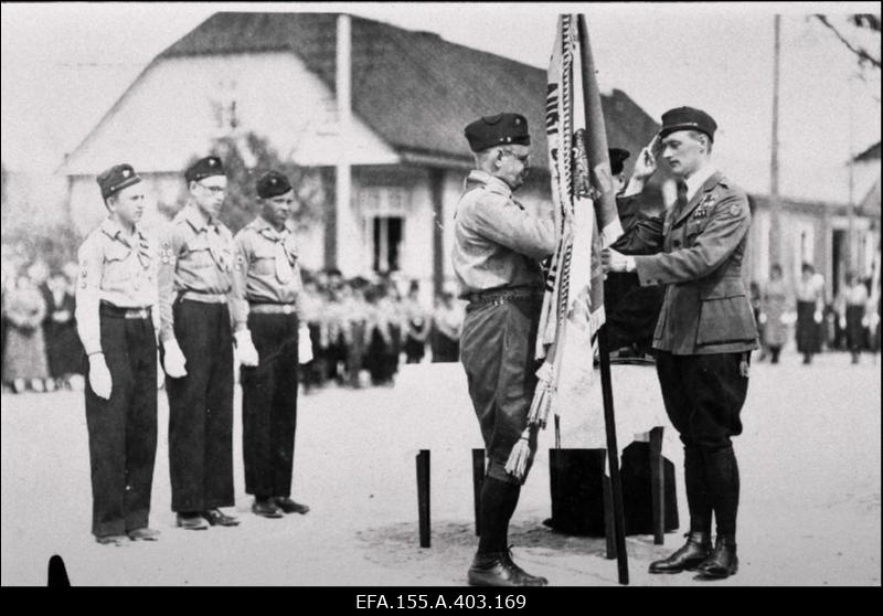 Noorte Kotkaste Lääne Malev. Laagrid Paliveres, Elvas, Pirital, Sillapääl jm. Haapsalu, Palivere, Risti, Veltsa, Peru, Lihula jt. rühmade tegevusest.